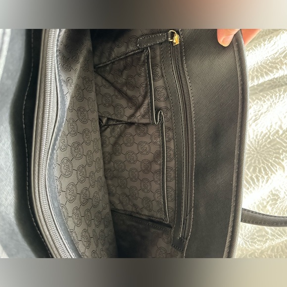 Michael Kors Jet Set Travel Tote - Picture 5 of 14